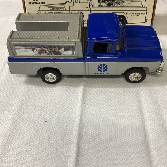 1960 4x4 Pick Up Bank 1/25 ScaleNew Holland (AW) - Picture 6 of 7